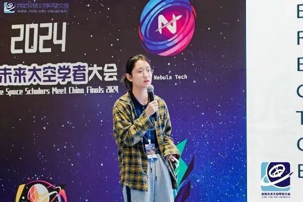 参赛成员在台上进行英文汇报