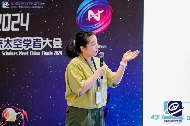 参赛成员在话筒前介绍团队方案