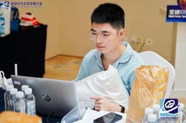 参赛成员在电脑前整理方案