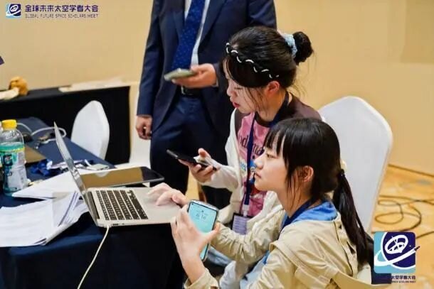 两位参赛成员在现场协作