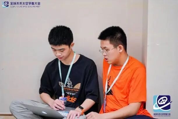 参赛成员共同查看电脑中的设计内容
