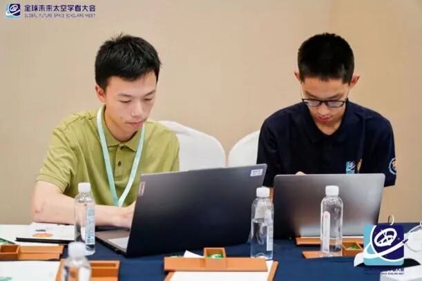 参赛成员在现场推进小组任务